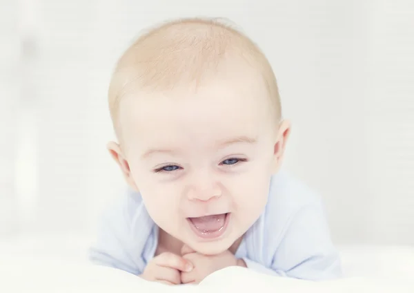 Aranyos mosolygós baba az ágyban — Stock Fotó