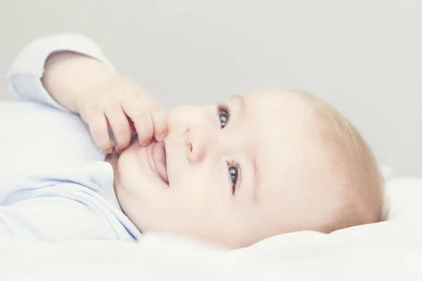 Imádnivaló baba az ágyban, és nézett fel — Stock Fotó