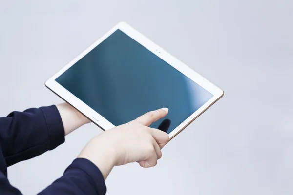 Empresária segurando tablet digital — Fotografia de Stock