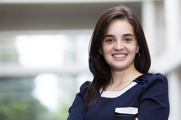 Mulher de negócios olhando confiante e sorridente — Fotografia de Stock