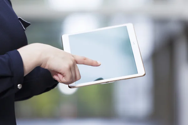 Mujer sosteniendo una tableta digital —  Fotos de Stock