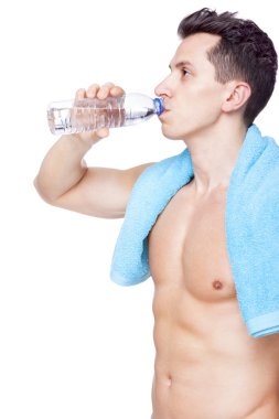 Bir şişe su içme fitness adam