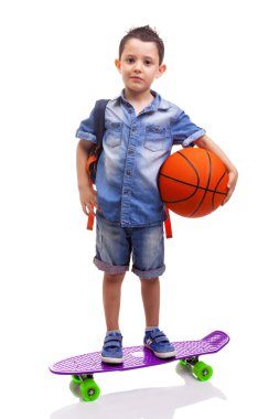 holding bir kaykay ve bir basketbol Okulu çocuk