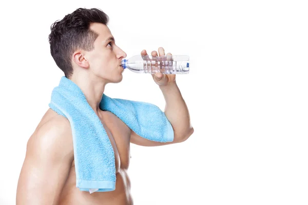 Uomo in forma bere una bottiglia d'acqua — Foto Stock