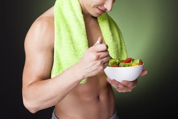 Fitness uomo in possesso di una ciotola di insalata fresca — Foto Stock