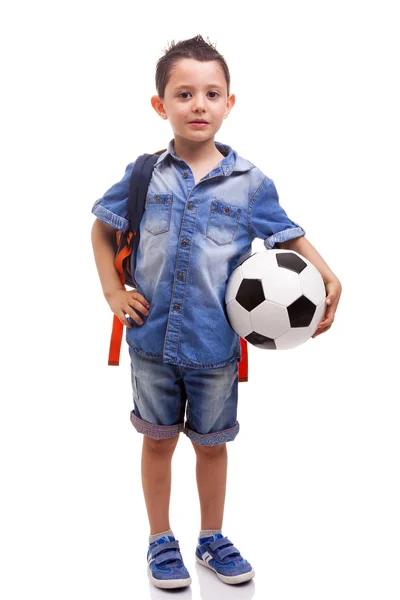 Niño de la escuela de pie con una pelota de fútbol y mochila —  Fotos de Stock