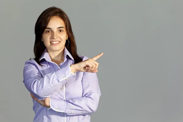 Mujer de negocios sonriente señalando con el dedo — Foto de Stock