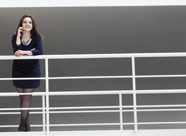 Mujer de negocios de pie hablando por teléfono — Foto de Stock