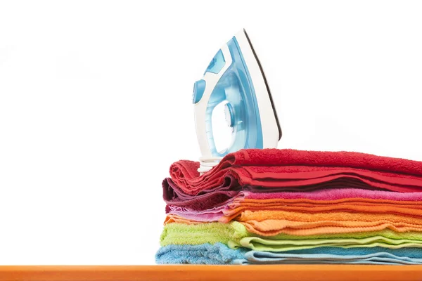Bügelbrett mit bunten Handtüchern — Stockfoto