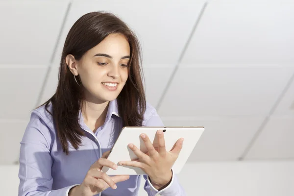 Affärskvinna som står med en tablet PC — Stockfoto