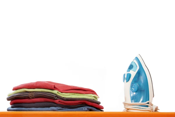 Tabla de planchar con ropa — Foto de Stock