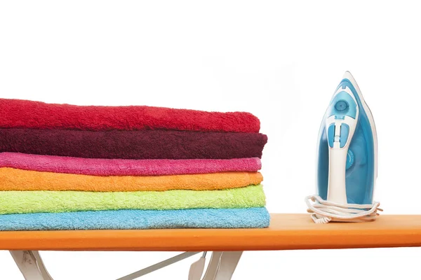 다채로운 수건와 다림 질 보드 — 스톡 사진
