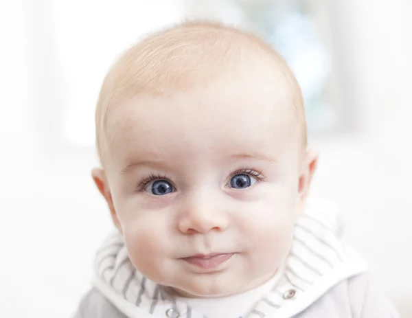 Bebê com olhos azuis olhando para a câmera — Fotografia de Stock