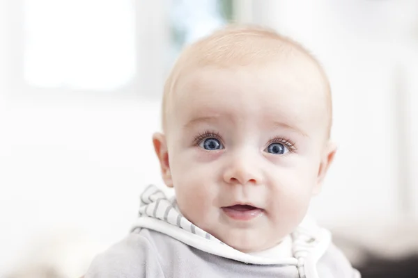 Bebê olhando para a câmera e sorrindo — Fotografia de Stock