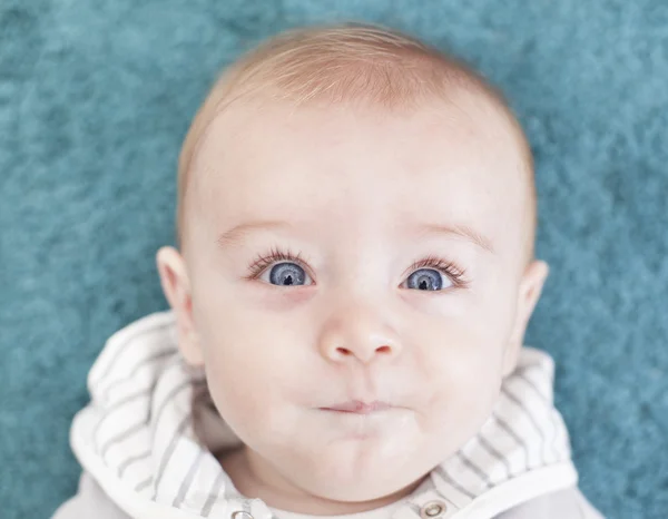 Bebê com olhos azuis olhando para a câmera — Fotografia de Stock