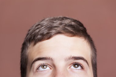 Yakışıklı bir çocuk ararken closeup