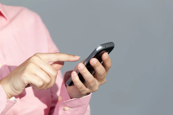 Mobilní telefon v rukou ženy — Stock fotografie