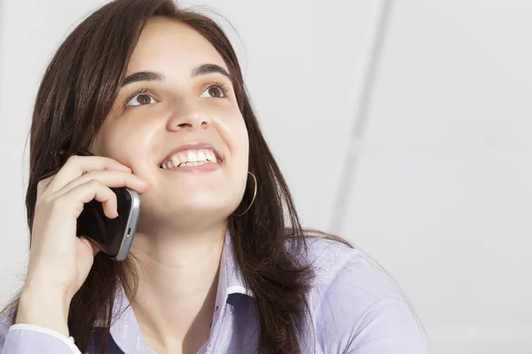 Hermosa mujer hablando por teléfono en la oficina —  Fotos de Stock