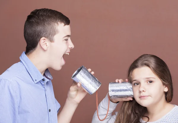 Enfants jouant avec une canette comme téléphone — Photo