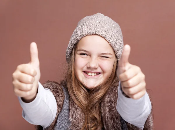 Retrato de uma menina bonita mostrando polegares — Fotografia de Stock