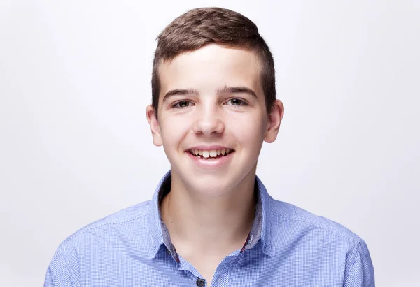Portrét dospívající chlapce s úsměvem — Stock fotografie