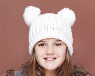 gülümseyen güzel küçük bir kız portresi