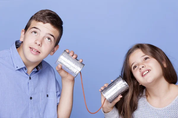 Kids playing with a cans as a telephone — 스톡 사진