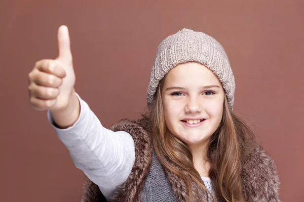 Retrato de uma menina bonita mostrando polegares — Fotografia de Stock