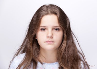 gri arka plan üzerinde üzgün kız