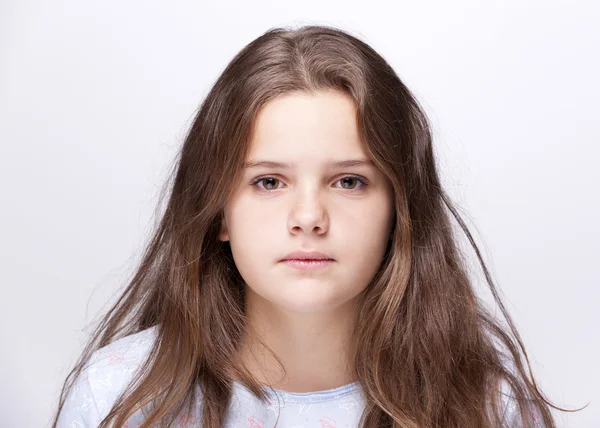 Menina triste no fundo cinza — Fotografia de Stock