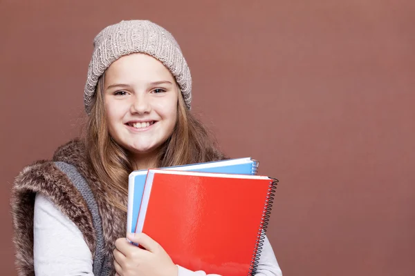 Femmina giovanissima studente carring notebook — Foto Stock