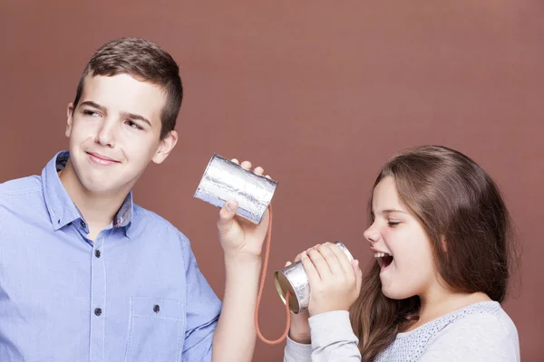 Enfants jouant avec une canette comme téléphone — Photo