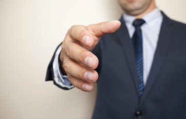 Bir iş adamı ile açık bir el tebrik için hazır