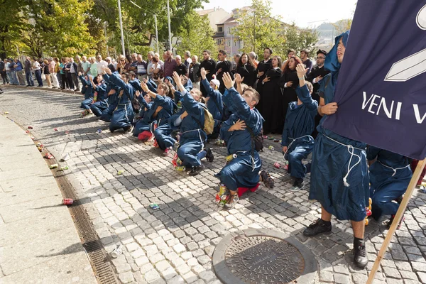 "Latada "desfile de novos estudantes universitários nas ruas de Guimarães — Fotografia de Stock