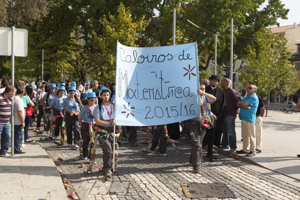 "Latada "desfile de novos estudantes universitários nas ruas de Guimarães — Fotografia de Stock