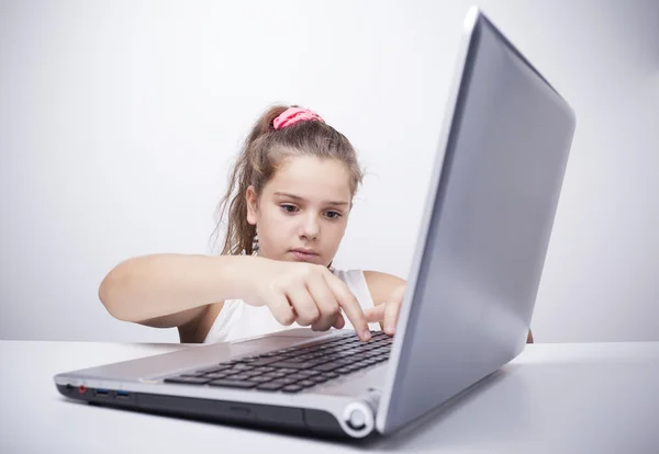 Menina usando um laptop — Fotografia de Stock