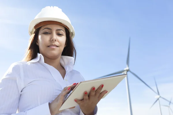 Miljö ingenjör med tablet PC på wind farm — Stockfoto