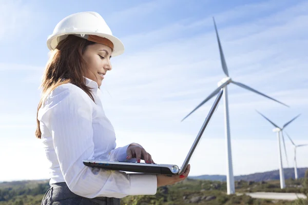 Ingénieur en environnement avec un ordinateur portable au parc éolien — Photo