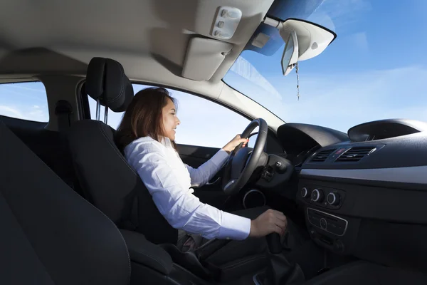 Empresaria conduciendo un coche deportivo — Foto de Stock