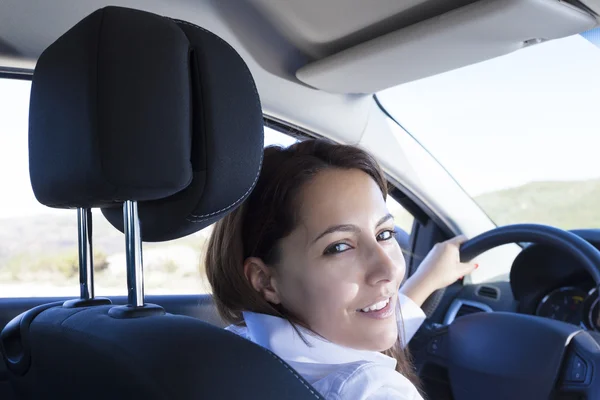 Femme d'affaires souriant à l'intérieur d'une voiture de sport — Photo