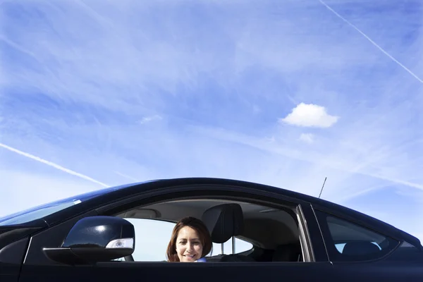 Femme d'affaires souriant à l'intérieur d'une voiture de sport — Photo