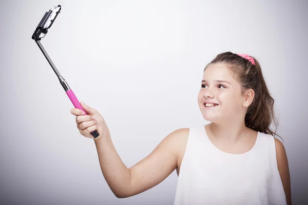 Menina usando um pau de selfie — Fotografia de Stock