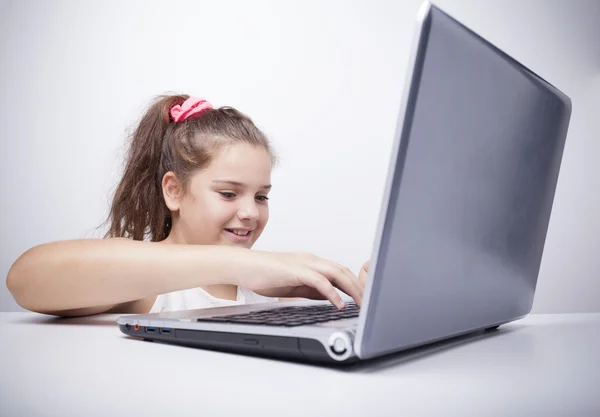 使用一台笔记本电脑的小女孩 — 图库照片