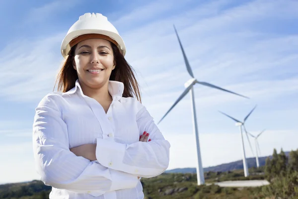 Miljö ingenjör står med armarna korsade vindkraftpark — Stockfoto
