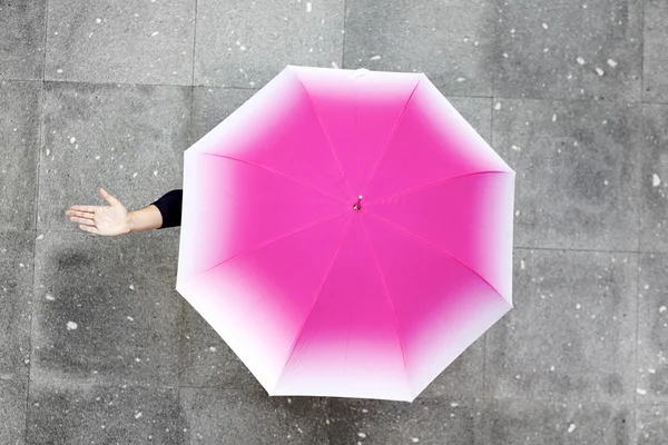 Frau unter Regenschirm überprüft, ob es regnet — Stockfoto