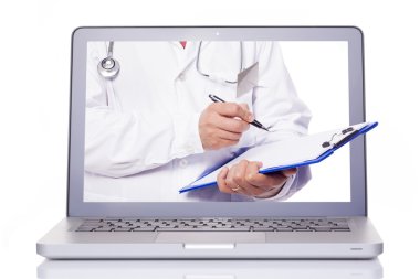 Bir dizüstü bilgisayar ile bir Pano tutan doktor