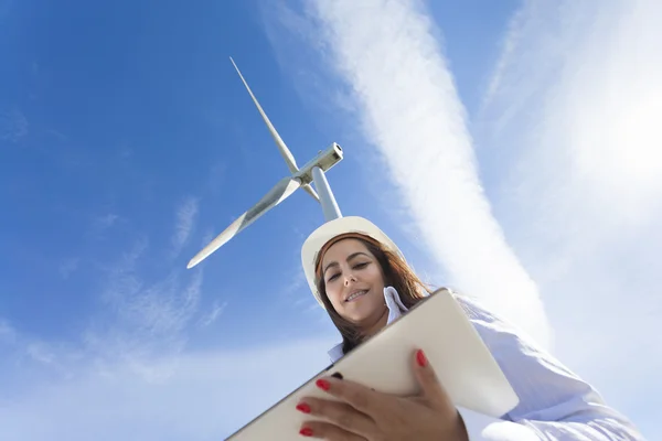 Miljö ingenjör med tablet PC på wind farm — Stockfoto