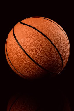 Siyah arka planda basketbol
