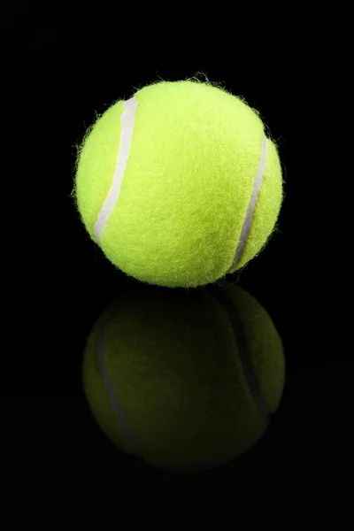 Tennisball auf schwarzem Hintergrund — Stockfoto