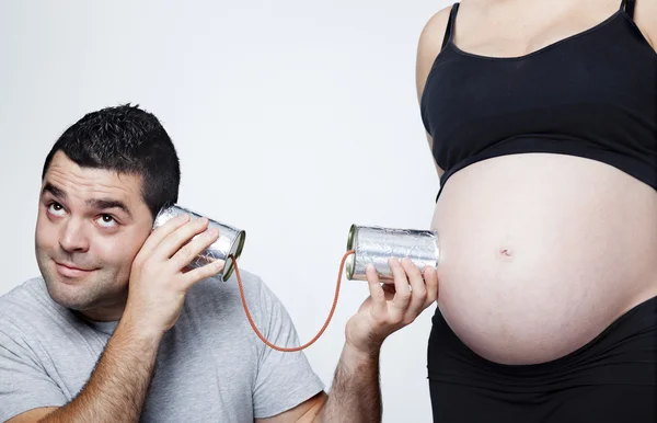 Legrační hravé těhotná dvojice s plechovky — Stock fotografie